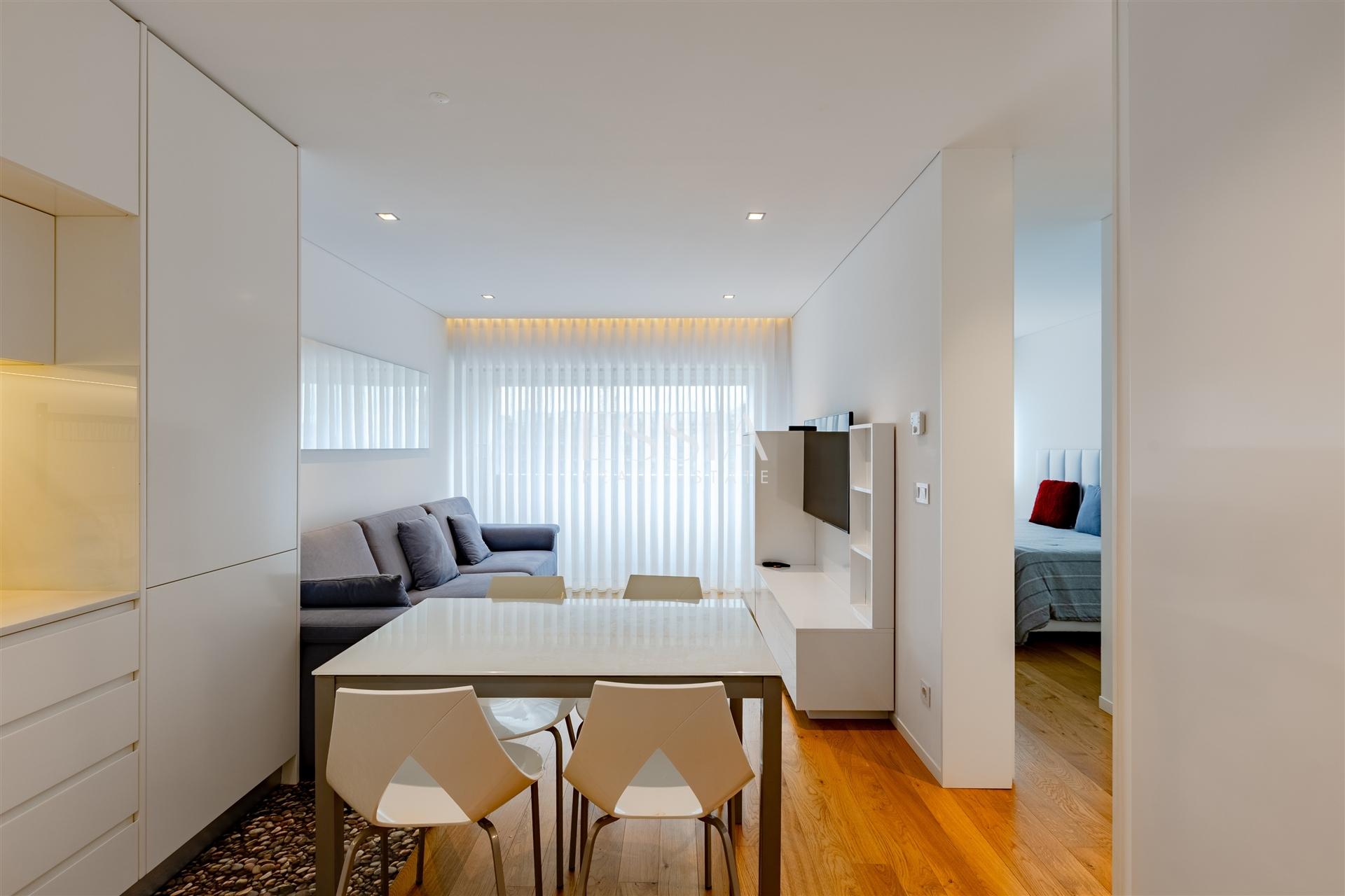 Apartamento T2 com Varanda para Arrendamento nas Antas, Porto