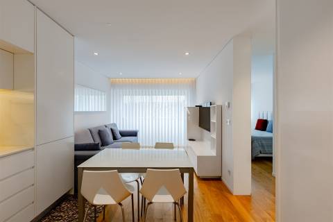 Apartamento T2 com Varanda para Arrendamento nas Antas, Porto