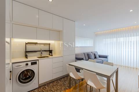 Apartamento T2 com Varanda para Arrendamento nas Antas, Porto