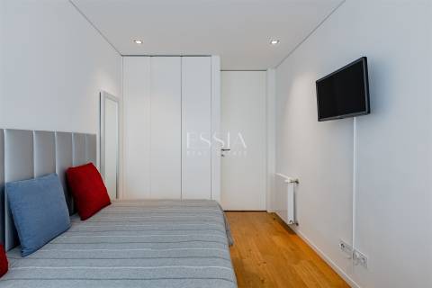Apartamento T2 com Varanda para Arrendamento nas Antas, Porto