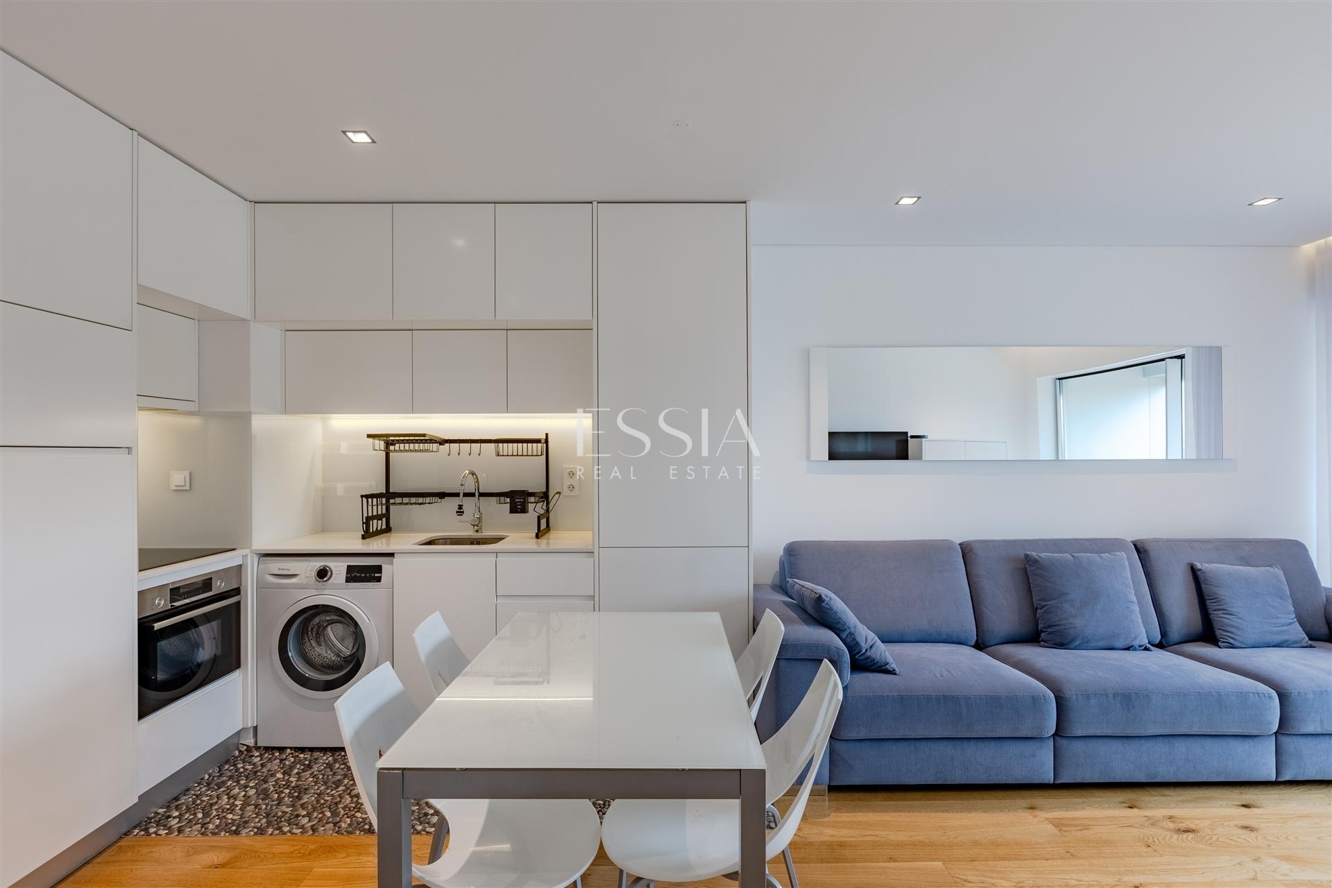 Apartamento T2 com Varanda para Arrendamento nas Antas, Porto
