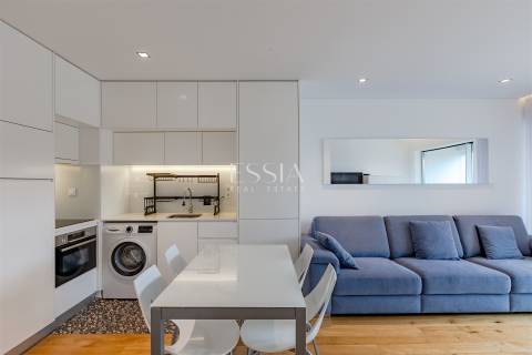 Apartamento T2 com Varanda para Arrendamento nas Antas, Porto