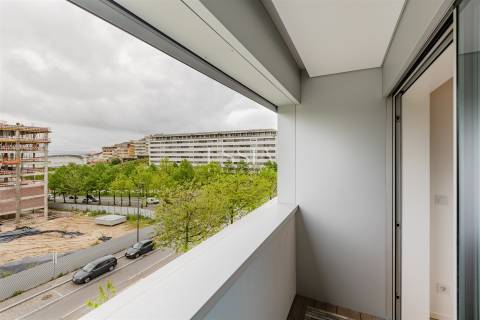 Apartamento T2 com Varanda para Arrendamento nas Antas, Porto