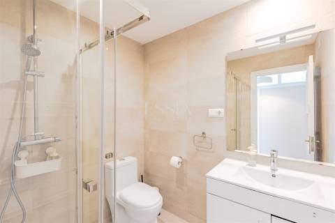 Apartamento T3 com Varanda para Arrendar em Ramalde, Porto