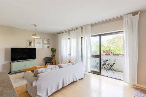 Apartamento T3 com Varanda para Arrendar em Ramalde, Porto