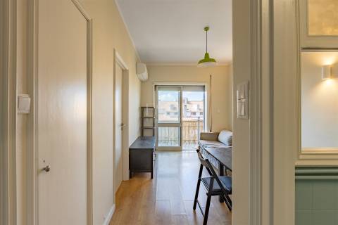 Apartamento T1 com Varanda junto à Praça Velasquez