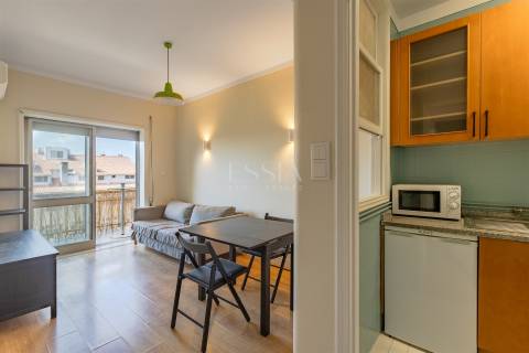 Apartamento T1 com Varanda junto à Praça Velasquez