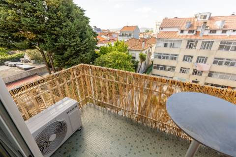 Apartamento T1 com Varanda junto à Praça Velasquez