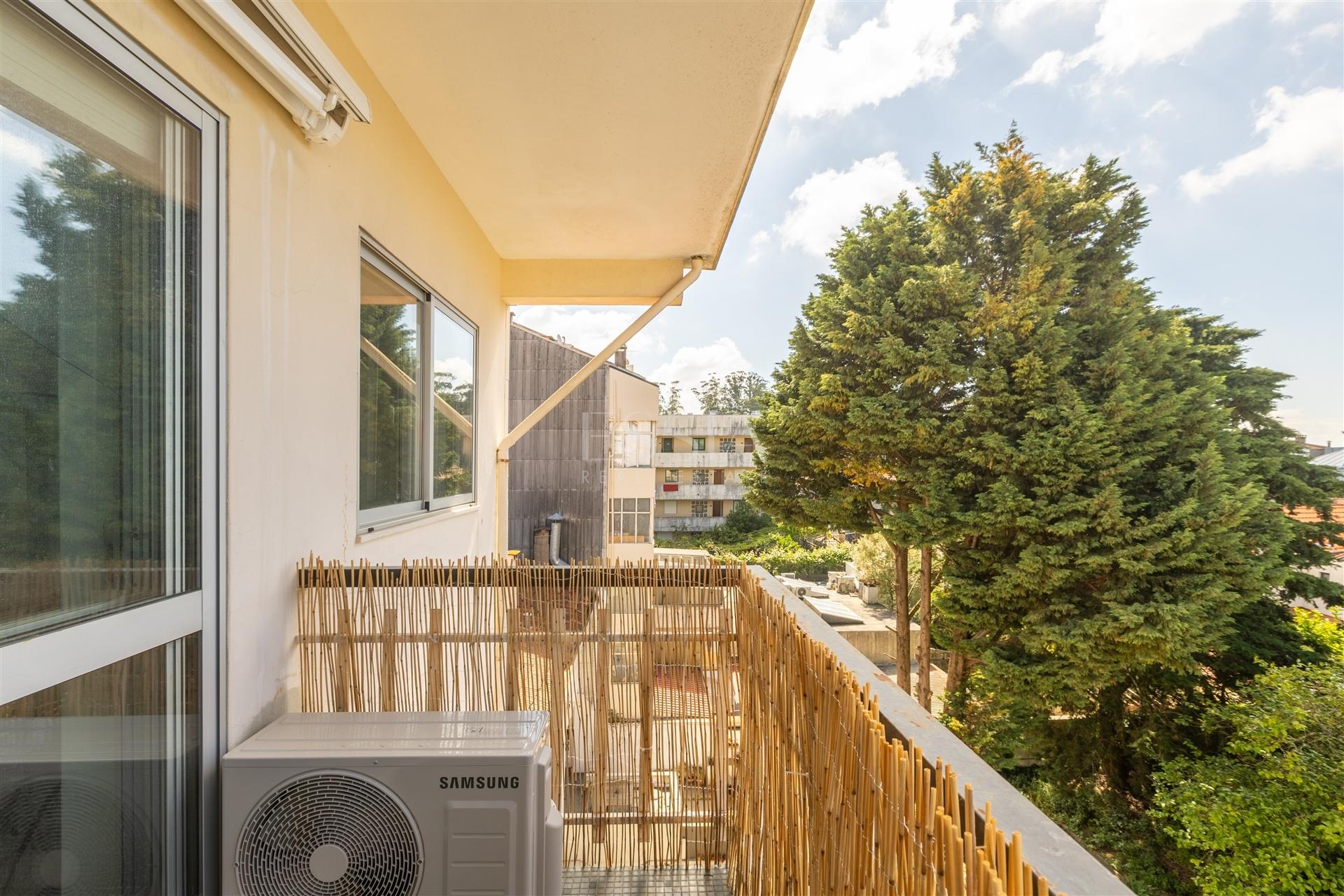 Apartamento T1 com Varanda junto à Praça Velasquez