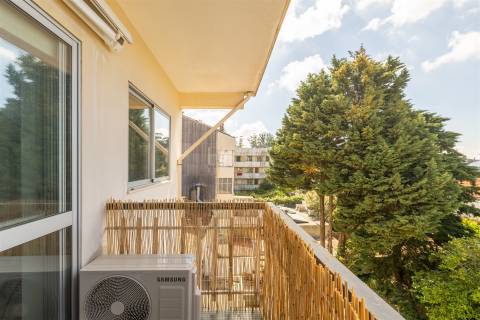 Apartamento T1 com Varanda junto à Praça Velasquez