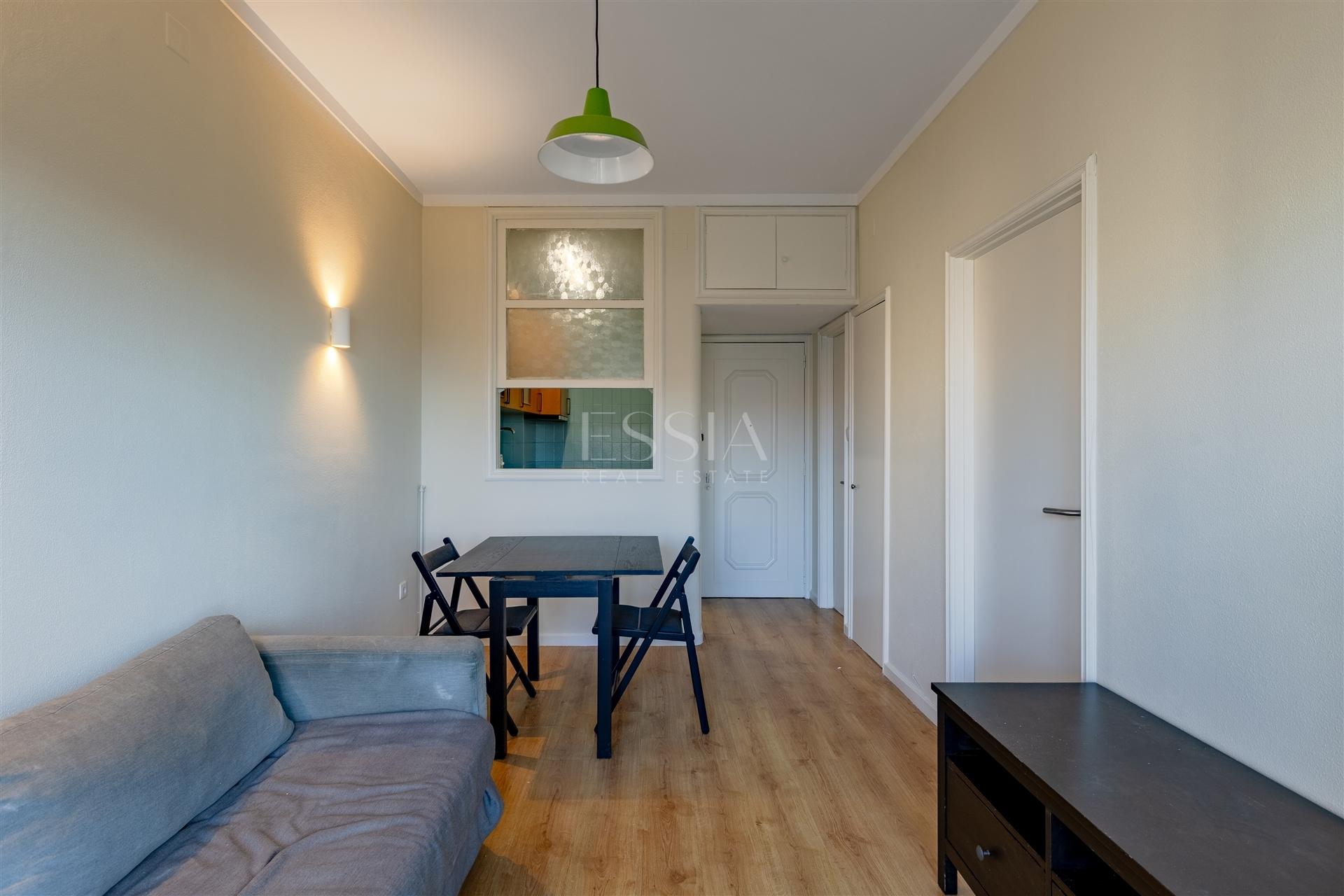Apartamento T1 com Varanda junto à Praça Velasquez