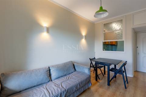Apartamento T1 com Varanda junto à Praça Velasquez