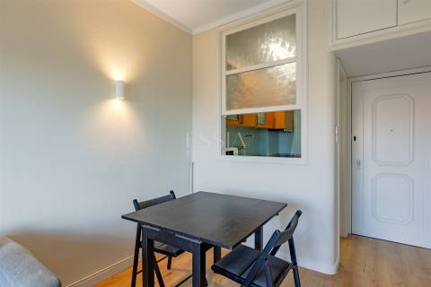 Apartamento T1 com Varanda junto à Praça Velasquez