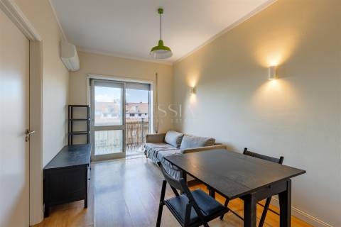 Apartamento T1 com Varanda junto à Praça Velasquez