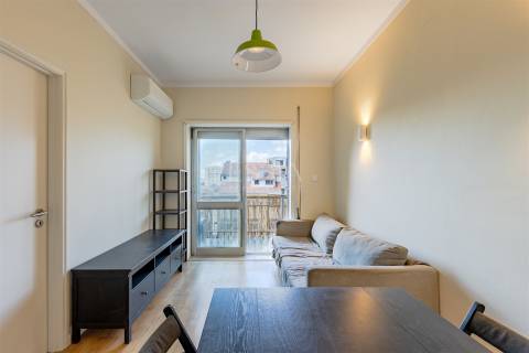 Apartamento T1 com Varanda junto à Praça Velasquez