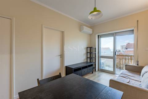 Apartamento T1 com Varanda junto à Praça Velasquez