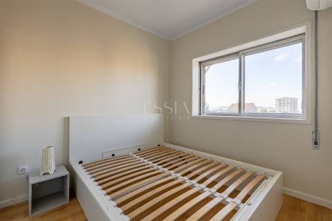 Apartamento T1 com Varanda junto à Praça Velasquez