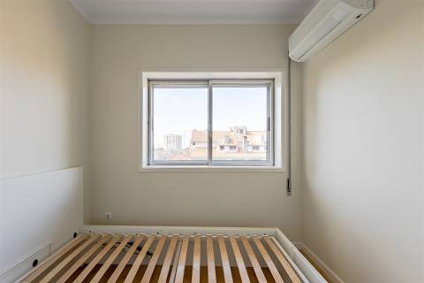 Apartamento T1 com Varanda junto à Praça Velasquez