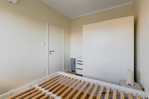 Apartamento T1 com Varanda junto à Praça Velasquez