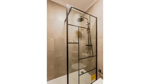 Apartamento T1 com Varanda junto à Praça Velasquez