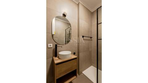 Apartamento T1 com Varanda junto à Praça Velasquez