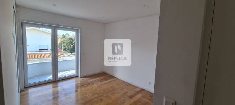 Moradia isolada com 4 suítes remodelada.