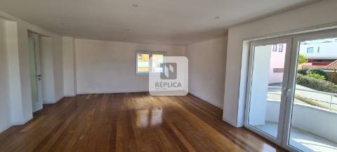 Moradia isolada com 4 suítes remodelada.