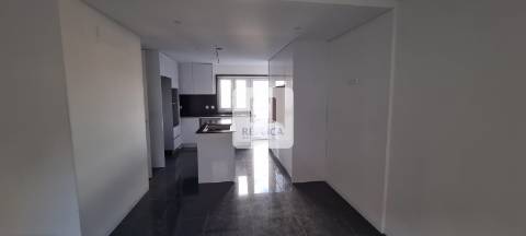 Moradia isolada com 4 suítes remodelada.