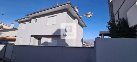 Moradia isolada com 4 suítes remodelada.