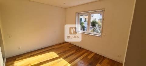 Moradia isolada com 4 suítes remodelada.