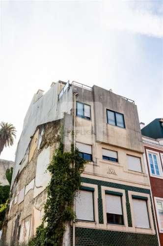 Prédio para recuperar, com elevador na Baixa do Porto