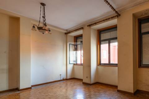 Prédio para recuperar, com elevador na Baixa do Porto