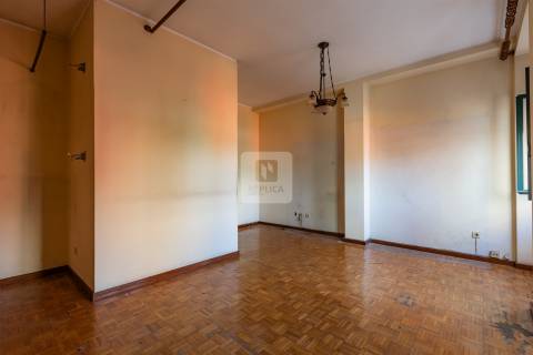 Prédio para recuperar, com elevador na Baixa do Porto