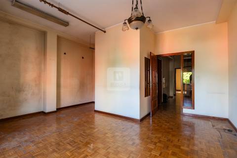 Prédio para recuperar, com elevador na Baixa do Porto