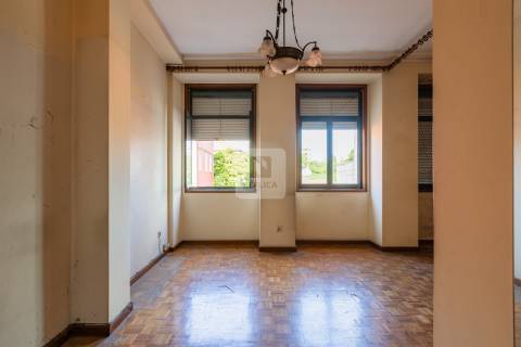 Prédio para recuperar, com elevador na Baixa do Porto