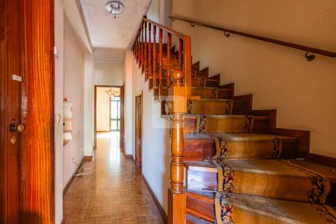 Prédio para recuperar, com elevador na Baixa do Porto