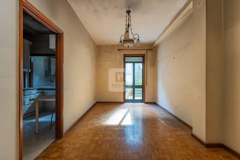 Prédio para recuperar, com elevador na Baixa do Porto