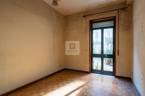 Prédio para recuperar, com elevador na Baixa do Porto