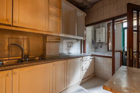 Prédio para recuperar, com elevador na Baixa do Porto