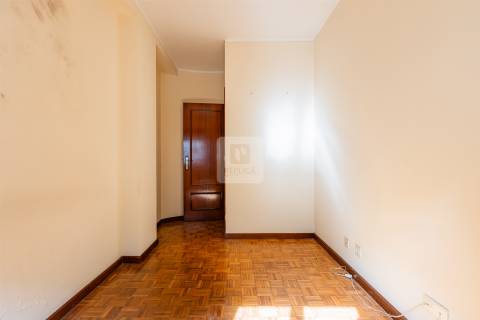 Prédio para recuperar, com elevador na Baixa do Porto