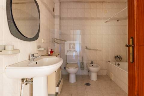 Prédio para recuperar, com elevador na Baixa do Porto