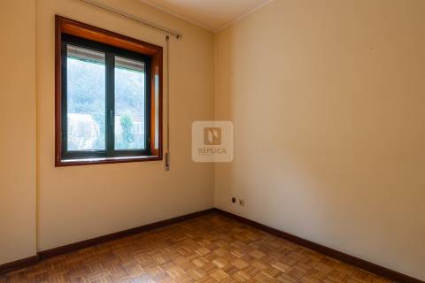 Prédio para recuperar, com elevador na Baixa do Porto