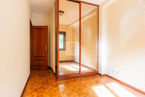 Prédio para recuperar, com elevador na Baixa do Porto