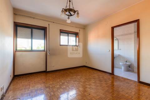 Prédio para recuperar, com elevador na Baixa do Porto