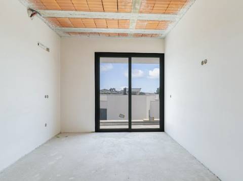 Moradia T3, geminada com piscina aquecida em opção