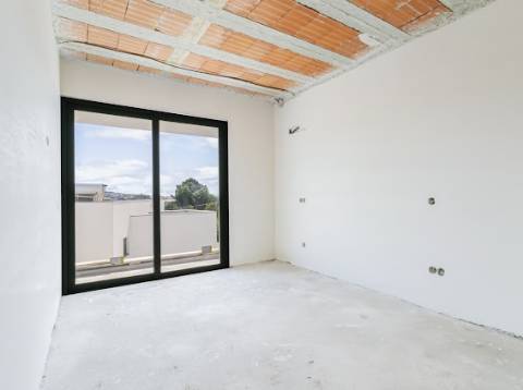 Moradia T3, geminada com piscina aquecida em opção