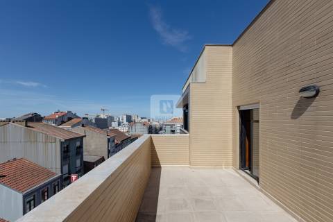 Apartamento T2 á Rua da Constituição, com terraço e garagem