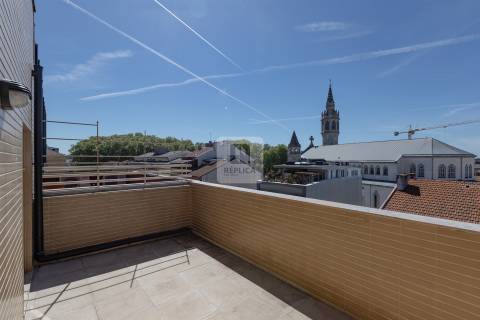 Apartamento T2 á Rua da Constituição, com terraço e garagem