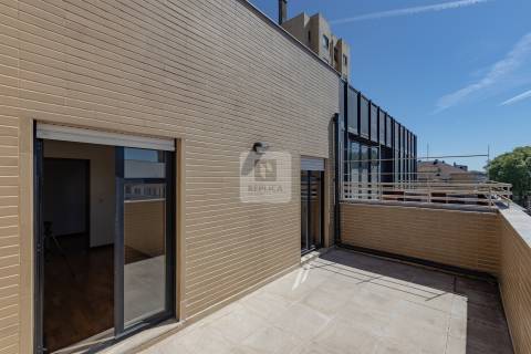 Apartamento T2 á Rua da Constituição, com terraço e garagem