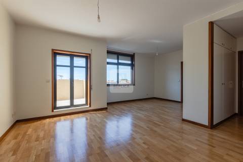 Apartamento T2 á Rua da Constituição, com terraço e garagem